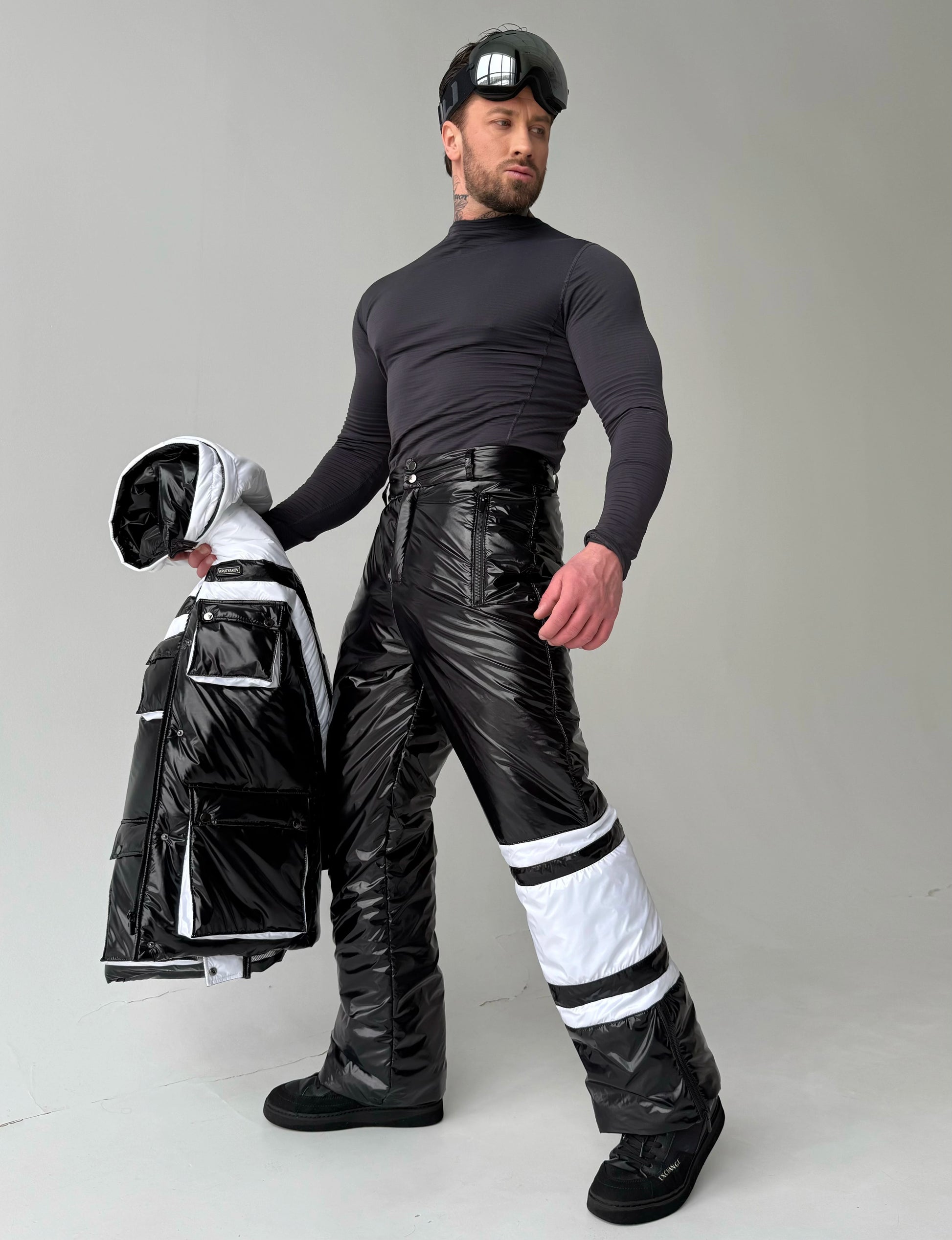 Men’s insulated snowboarding suit with black ski jacket and pants