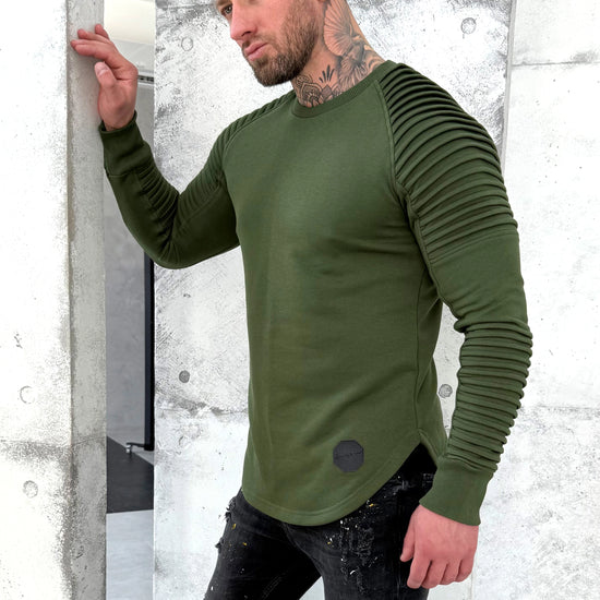 Men’s minimalist khaki sweatshirt for smart casual outfits
