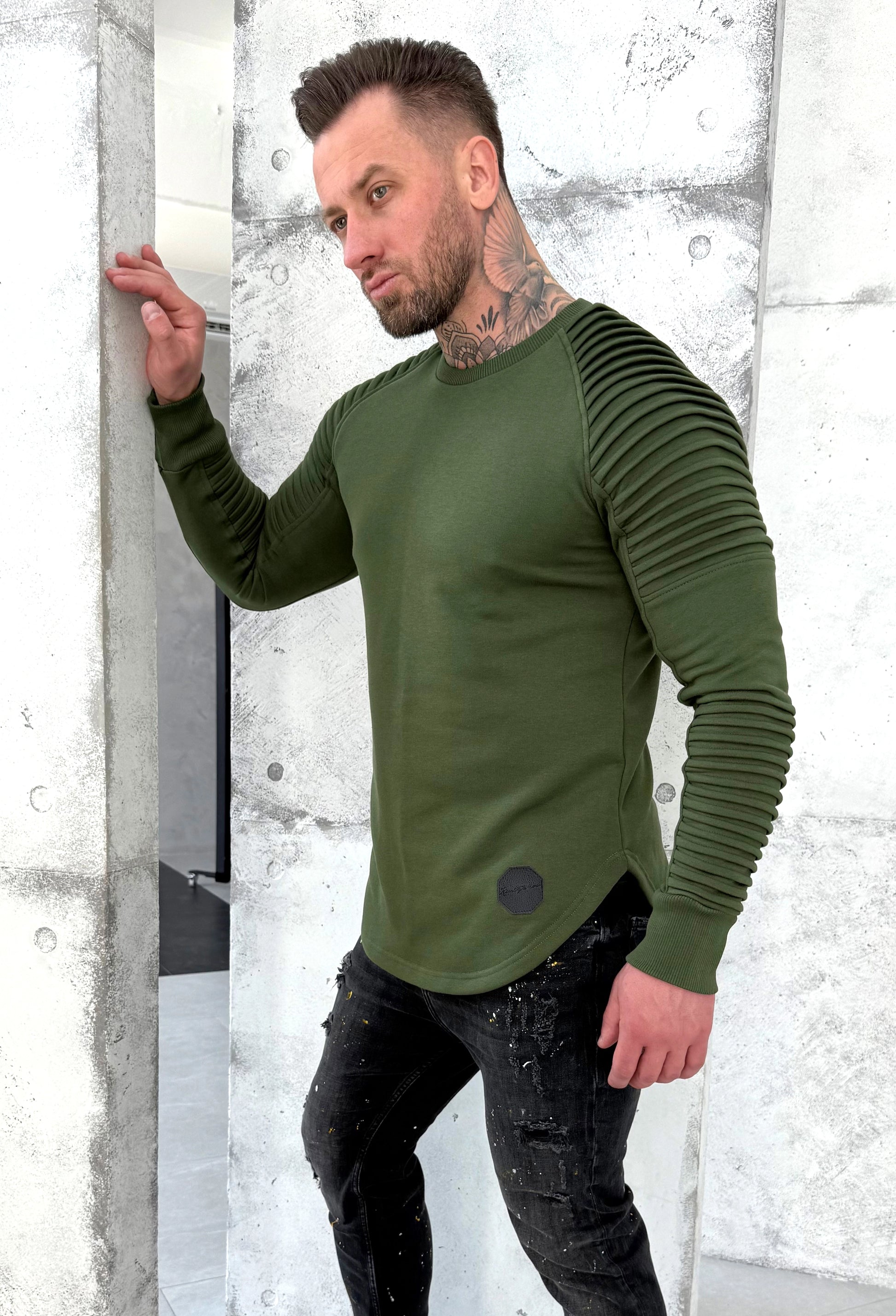 Men’s minimalist khaki sweatshirt for smart casual outfits