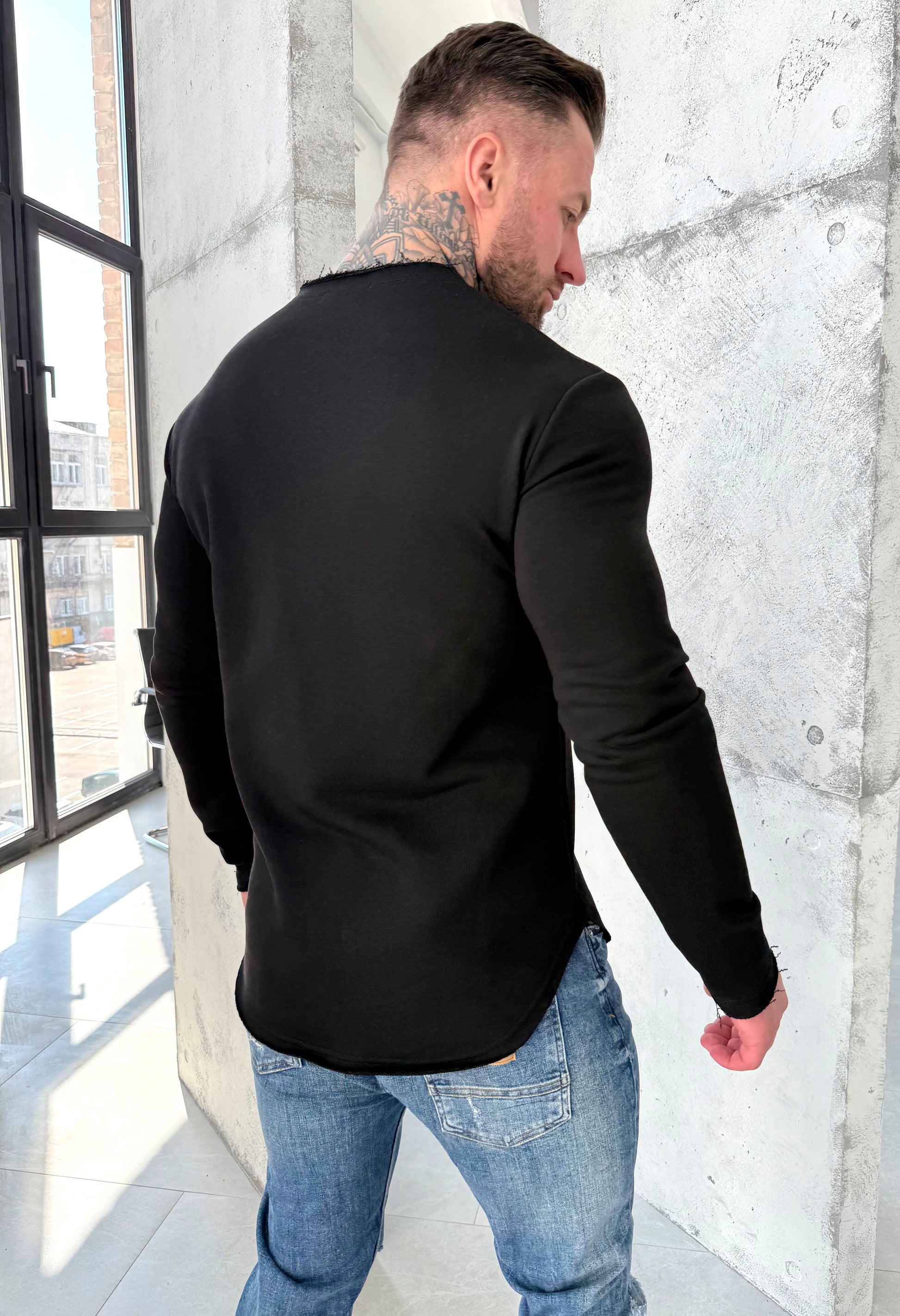 Men’s minimalist black streetwear sweatshirt with cut details for city outfits