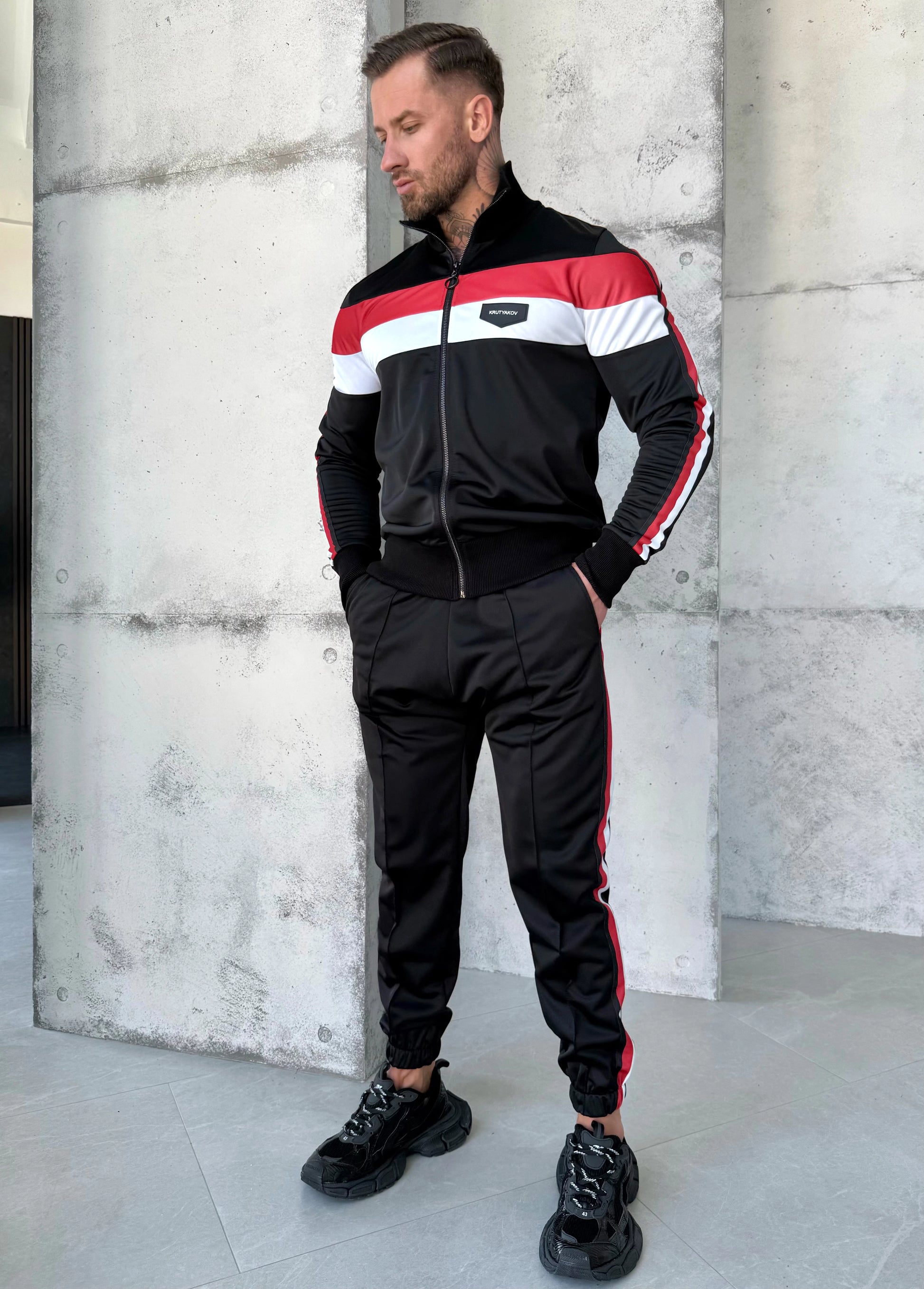 Men’s black zip jacket and jogger pants tracksuit