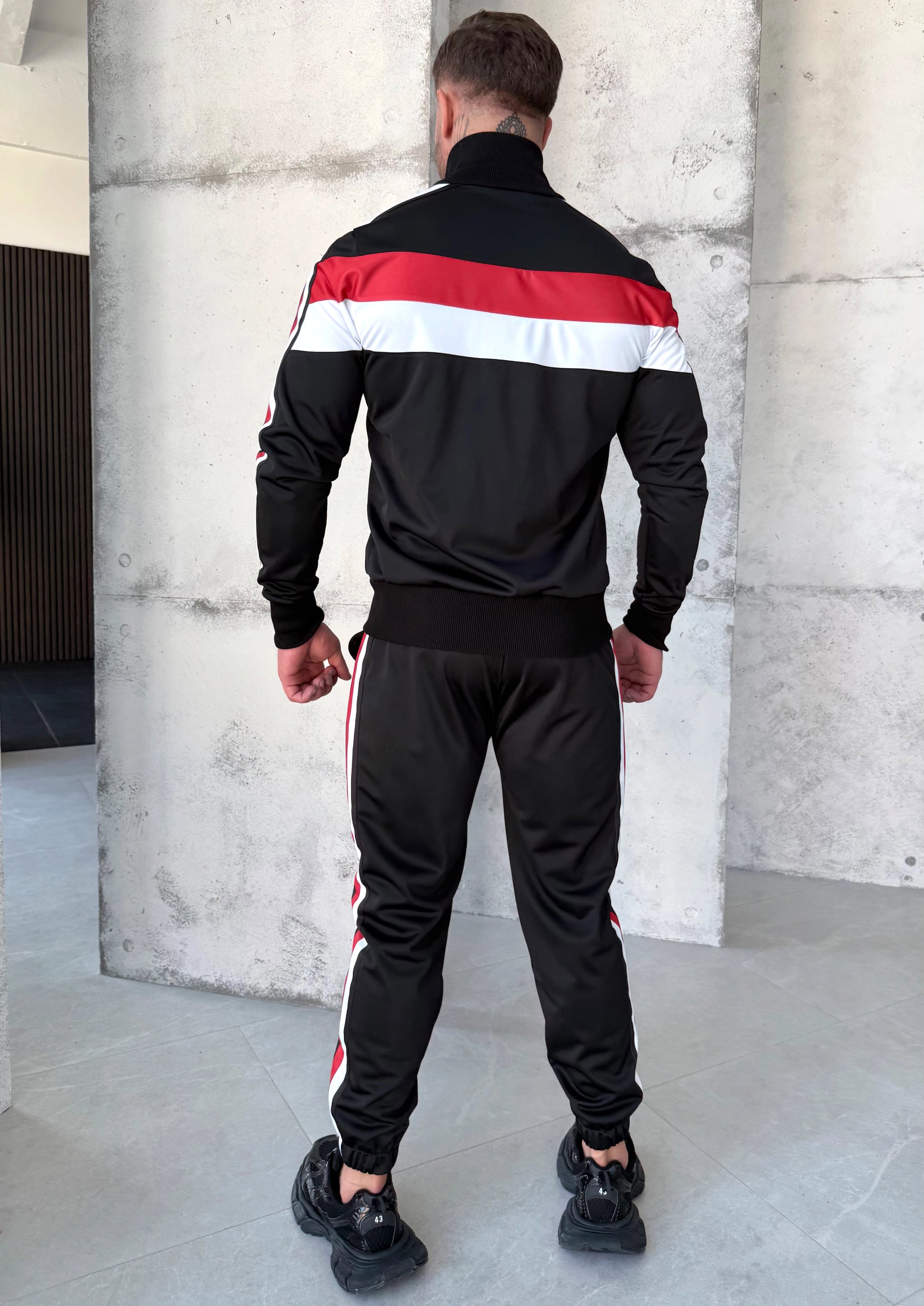 Men’s athletic streetwear tracksuit for city and travel outfits