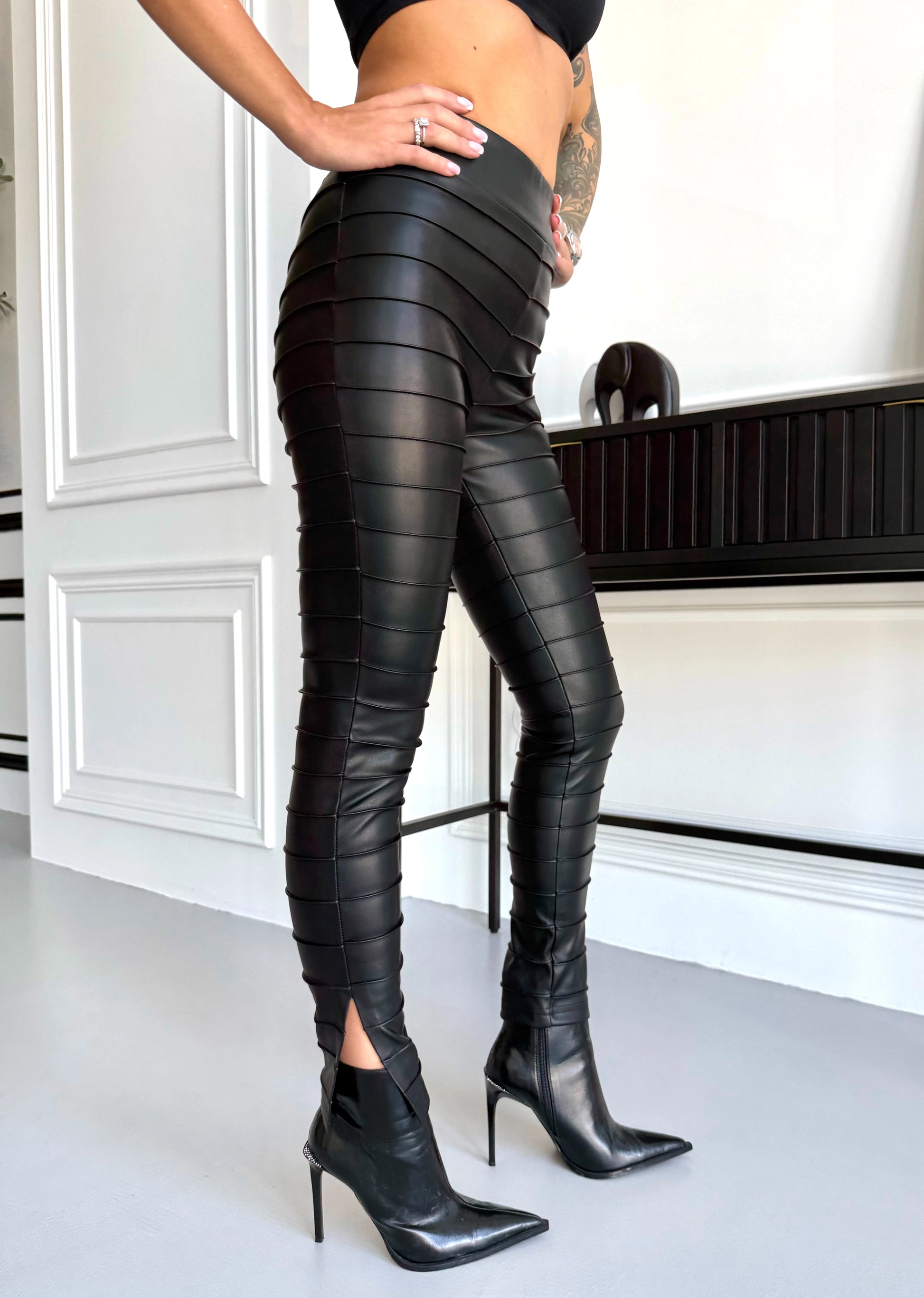 RIBBED FAUX LEATHER SLIT LEGGINGS LINES BLACK