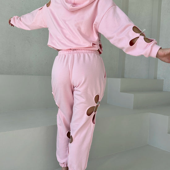Women’s casual pink jogger outfit by KRUTYAKOV, perfect for spring outfits, coffee walks, travel, and relaxed city style