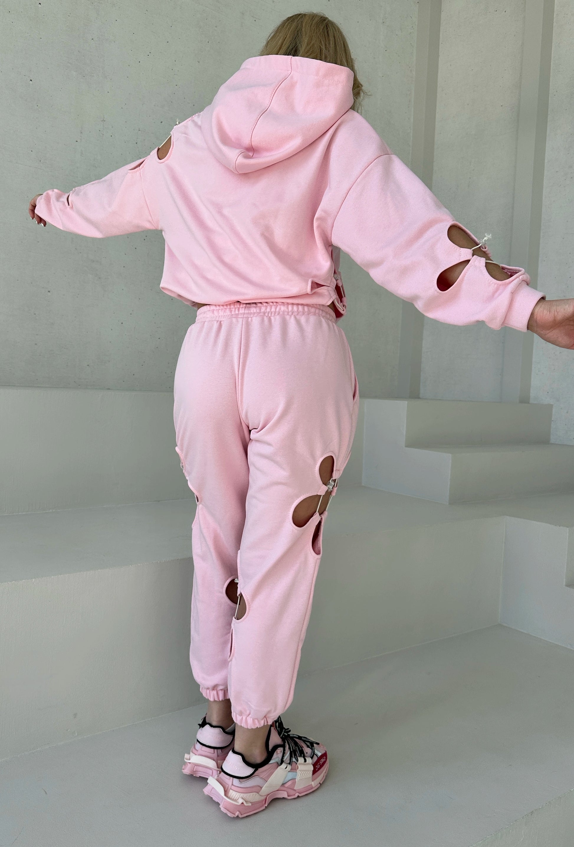 Women’s casual pink jogger outfit by KRUTYAKOV, perfect for spring outfits, coffee walks, travel, and relaxed city style