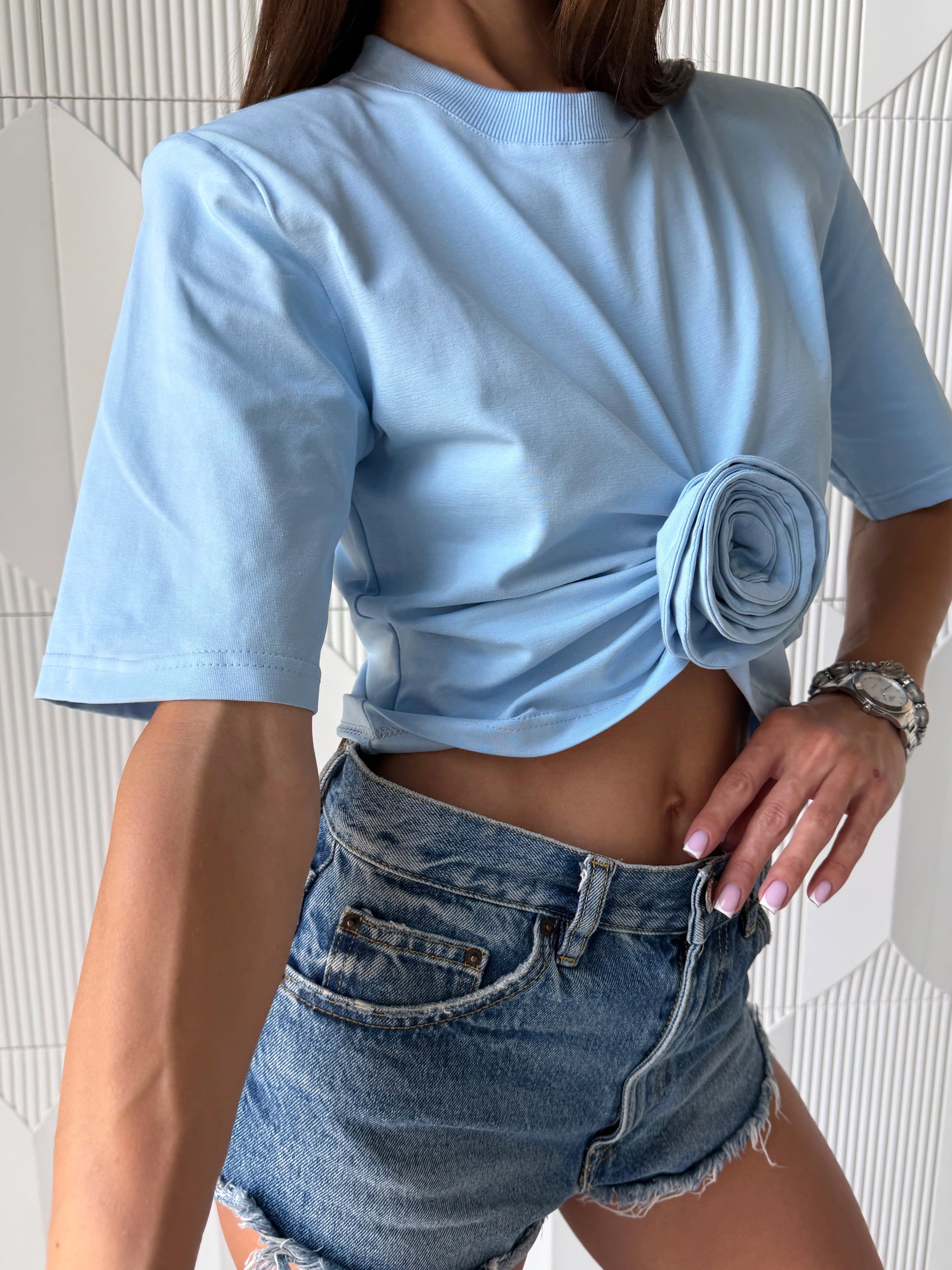 Sky blue women's t-shirt with signature rose detail and cropped silhouette – premium stretch cotton fashion top