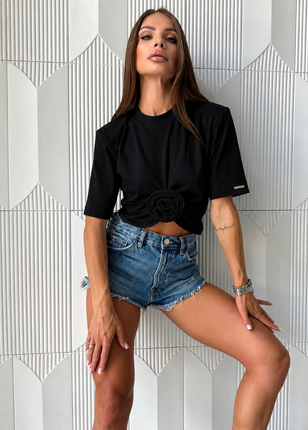 KRUTYAKOV ROSETTE black cotton t-shirt for women with feminine rose detail and modern cropped silhouette