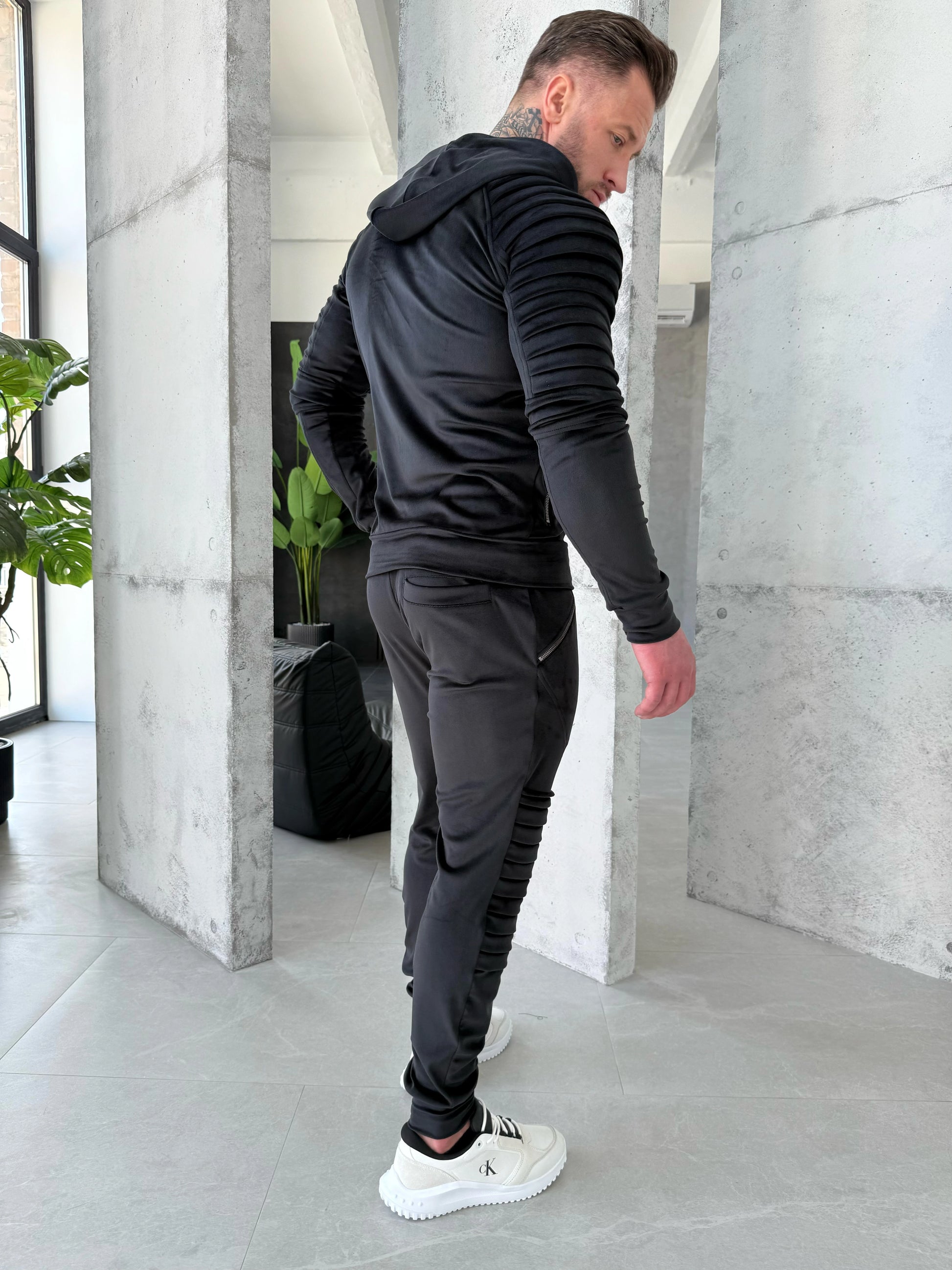 Men’s soft velour streetwear tracksuit for city outfits