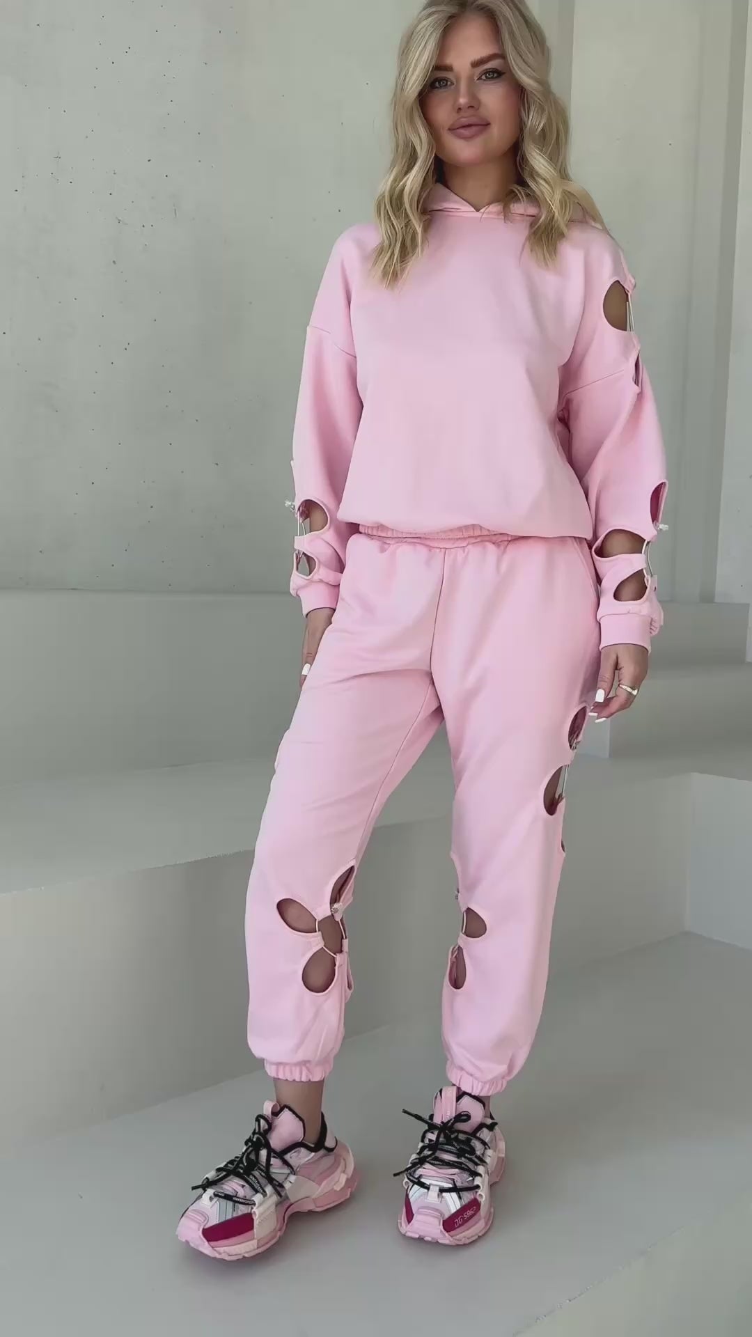 Women’s pastel pink lounge set by KRUTYAKOV designed for travel outfits, airport looks, and everyday comfort